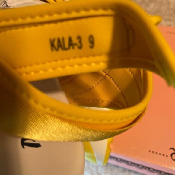 New Pazzle Kala3 yellow fabric straps and white rubber platform sandals size 9 - Picture 9 of 9